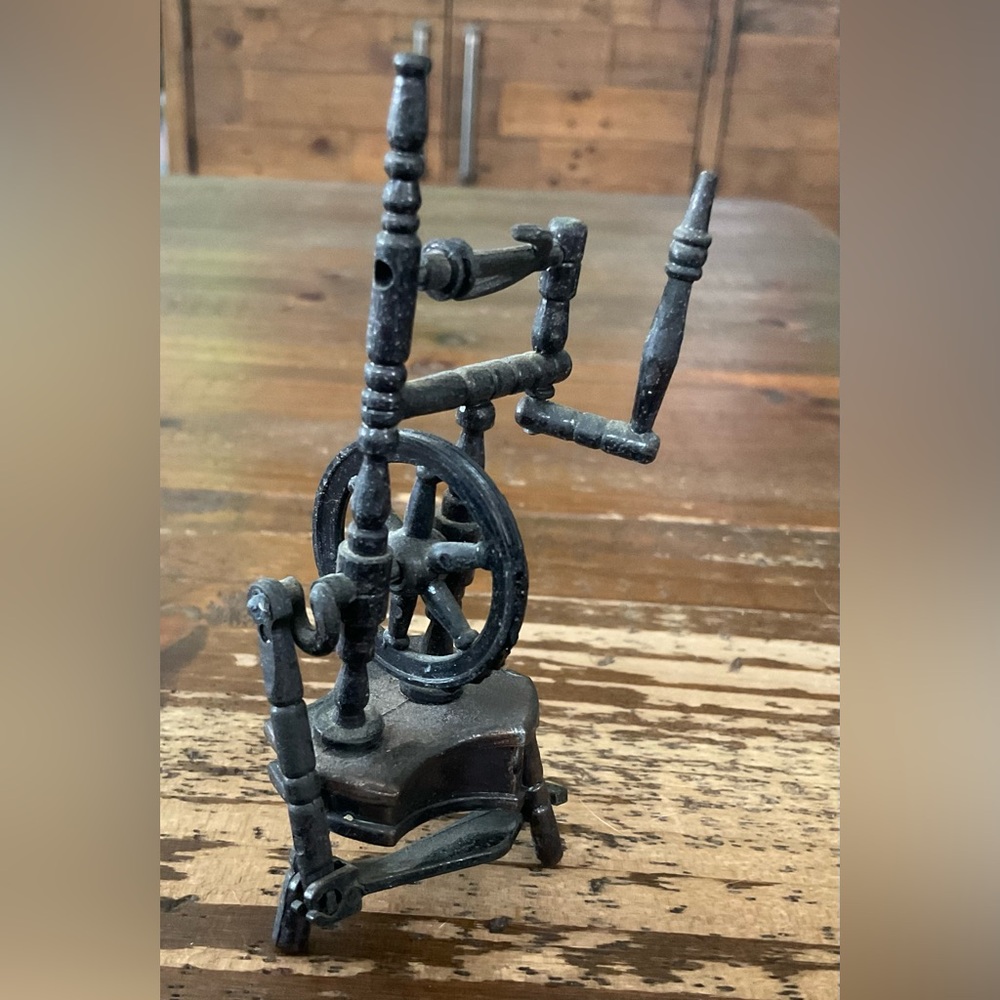 VINTAGE MINI DIE CAST SPINNING WHEEL PENCIL‎ SHARPENER